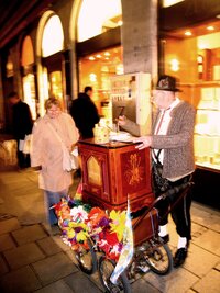 a zde rozhovor s místním flašinetářem