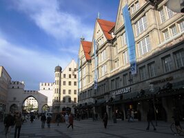 Pěší zóna Neuhâuser- a Kaufinger- Strasse s branou Karlstor v pozadí
