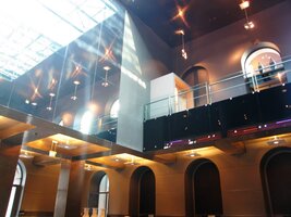 Jeho vnitřek, to jsou hektary barevného skla,