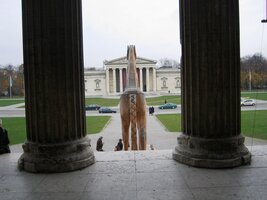 a zde pohled na protilehlé palácové "dvojče" - Glyptotéku,