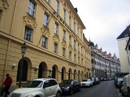 ulicemi s domy starými