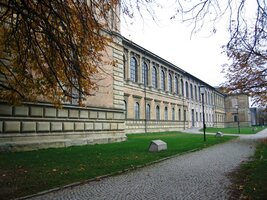 s budovou staré obrazárny (Alte Pinakothek)