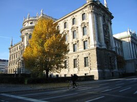 a pak i ten přední, který hledí do náměstí Stachus