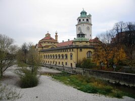 Na jejím druhém břehu jsou městské lázně Karl Müller Volksbad