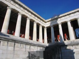 Toto jsou její ochozy s heraldickými motivy