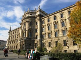 Hned po ubytování jdeme do města k Justičnímu paláci