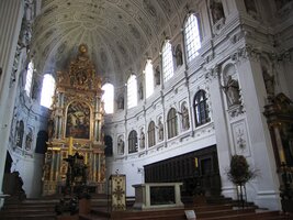 a uvnitř své dlouhé lodě skrývá tuto krásu