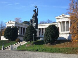Je zde i síň slávy Ruhmeshalle se symbolickou sochou Bavaria