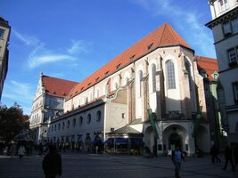 honosnou architekturou chrámů a paláců