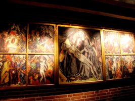 a zlatem oslňují cenné obrazy v kryptě