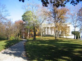 Přes návrší Schwanthaler Hâhe vede cesta kolem luzného pavilonu