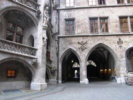 a zadním traktem budovy lze vystoupit na vyhlídkovou věž