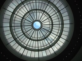 s úchvatnou klenbou v hlavní hale