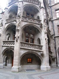 Na jejím nádvoří je toto skvostné vnější schodiště