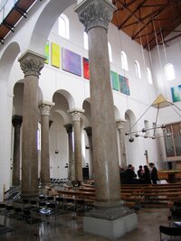 s neobvyklým moderním interiérem -