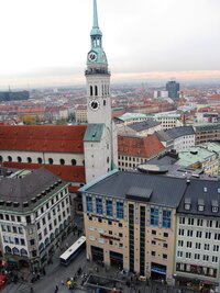 štíhlou věž kostela Petrskirche zvanou Alter Peter (96m),