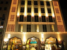 na pěší zóně Neuhâuser Strasse stojí i tento honosný obchoďák,