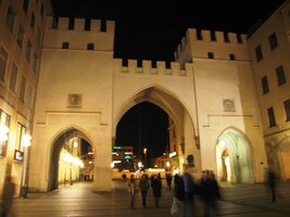 A pak už branou Karlstor domů. Gute Nacht!