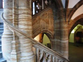 s orientálně zdobenými sloupy