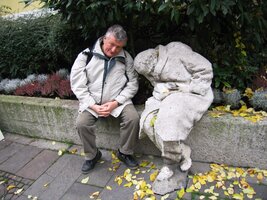 Posedávají tady různá individua,