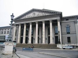 kolem budovy bavorského národního divadla (též zvaného Oper)