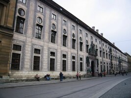 Nedaleko je obrovský komplex paláců se 7 nádvořími - Residenz Areal