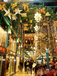 resp. v systému pasáží Fünf Hofe kolem nich a pod nimi