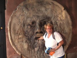 Pozor!!! Bocca della Verita - "ústa pravdy" ukousnou nevěrnicím ruku