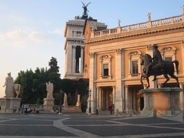 obklopují paláce Senatorio, Nuovo a Conservatorio
