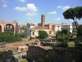 s věží chrámu Santa Maria in Cosmedin v pozadí