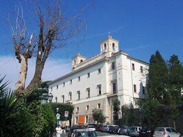 Poblíž stojí slavná Villa Medici