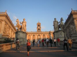 A zde již stoupáme po schodišti ke Kapitolu