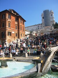 a dolů se schází po Španělských schodech