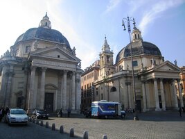 a dvojice kostelů S.M. in Montesanto a S.M.in Miracoli