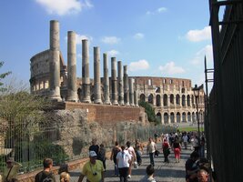 a už vycházíme z Fora Romana ke Kolosseu