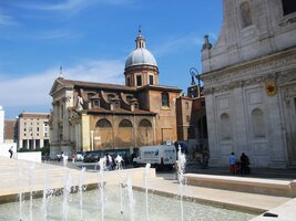 a upravené nábřeží před ním