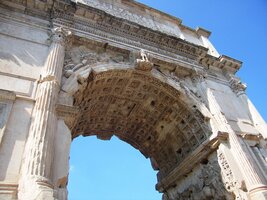 která končí smělou klenbou Titova oblouku