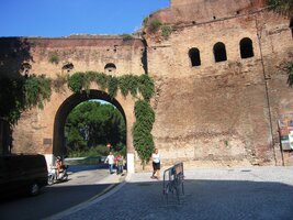 Pod parkem jsou zachovalé městské hradby,