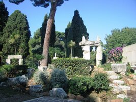 a parkem pod branou Arco di Dolabella