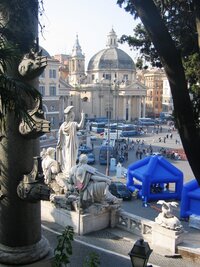 Z pahorku Pincio je pěkný pohled na náměstí