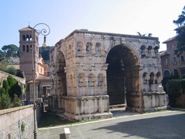 Antická brána Arco di Giano a kostelík San Giorgio in Velabro