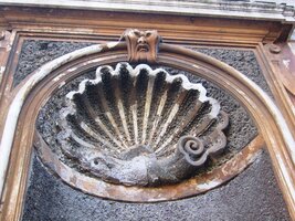 Pod schody k Palatinu je tato kašna (málem svatojakubská)