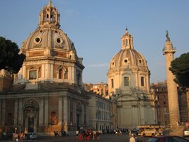 s dvěma mariánskými kostely v pozadí