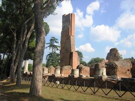 Za upraveným parkem je pole plné artefaktů