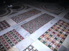 a mozaika dlažby v jeho lodi