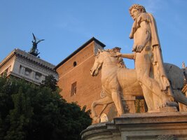 Jmenuje se Corfonatta a střeží je sochy Castora a Poluxe