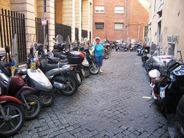 Hle, na čem se tu jezdí po městě!