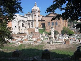 Tady už koukáme přes plot do Fora Romana