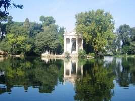 se zahradami, arboretem, jezírky a pavilony