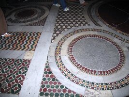 se vskutku svéraznými barvami a tvary